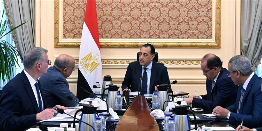 رئيس الوزراء يتابع جهود توفير المنتجات البترولية وتعزيز المخزون